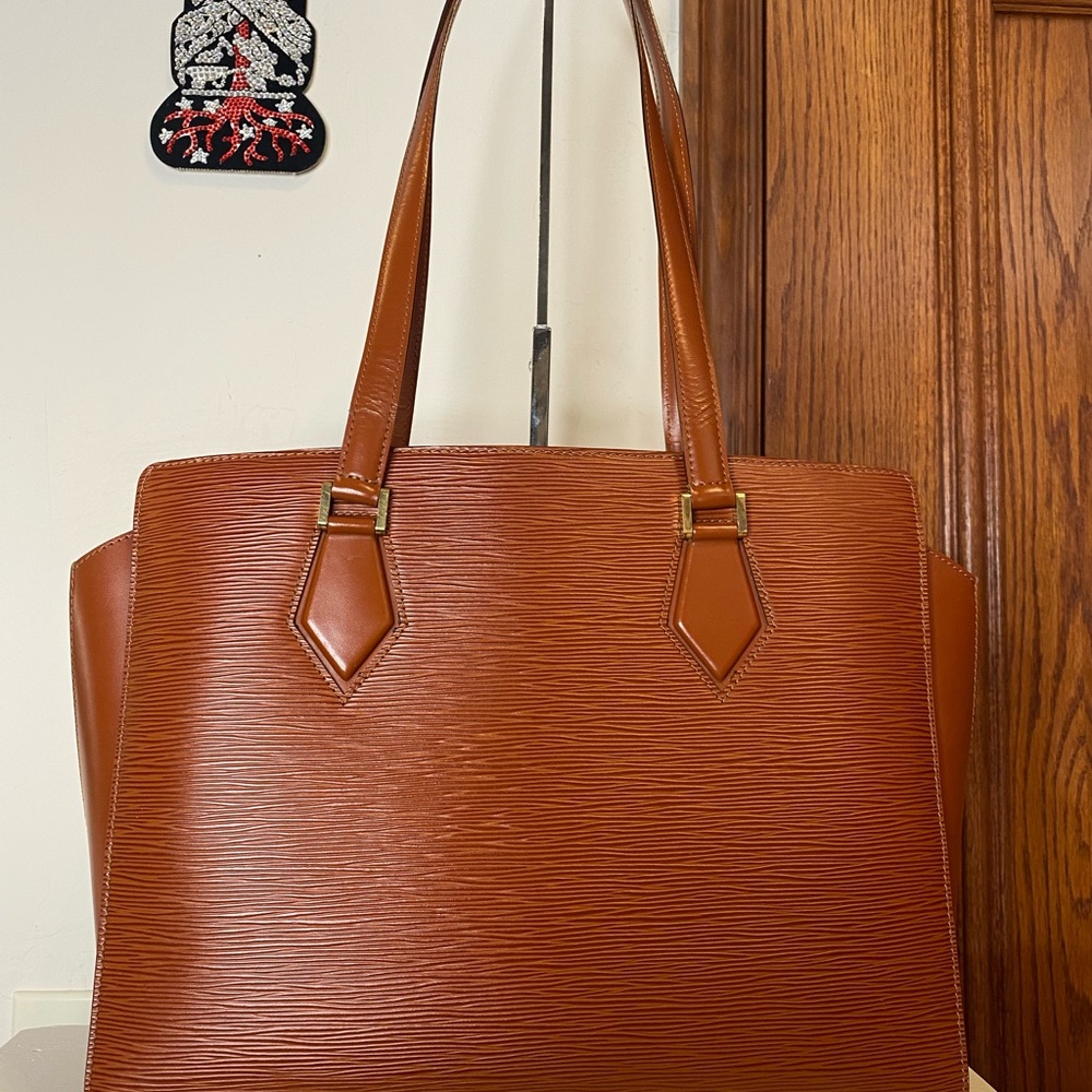 Used - Picture 2 of 11